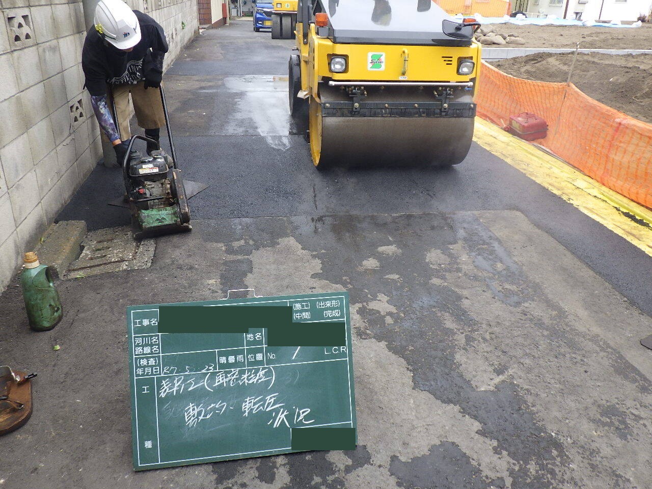 藤沢市の後退道路部分で表層アスファルトを転圧している様子