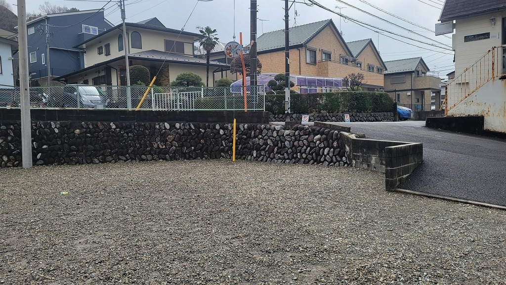 完成後の敷地(砕石敷き)と石積みの土留め